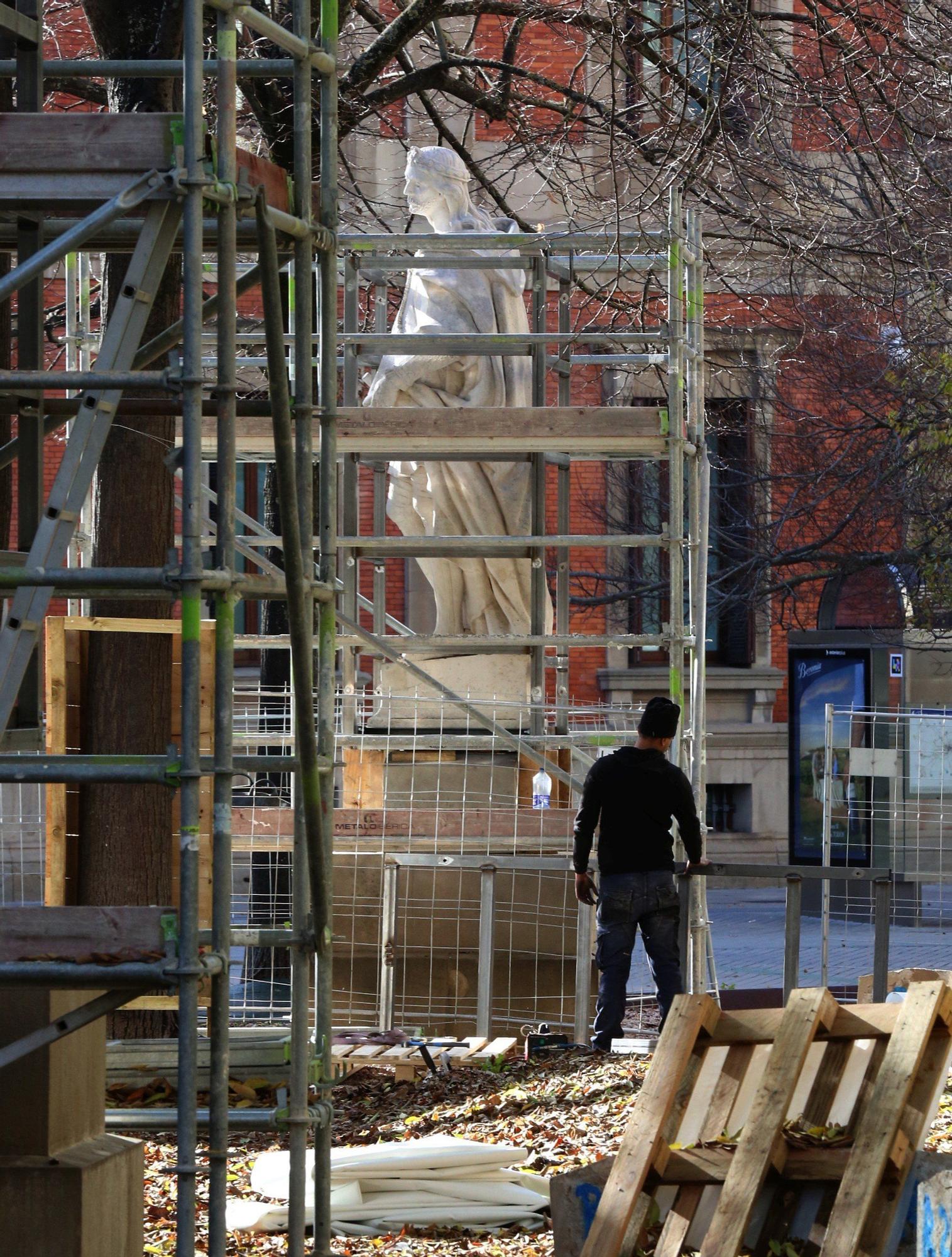 Preparativos para el traslado de las estatuas del Paseo Sarasate