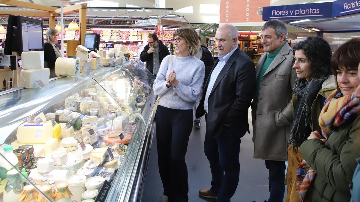 El concejal Armendáriz, el tercero por la izquierda, junto al consejero Aierdi, a su lado, durante una visita al mercado de Santo Domingo.