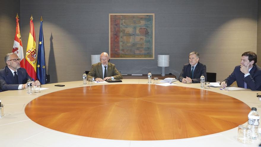 La intención de Mañueco de gobernar en solitario encarece el pacto con Vox