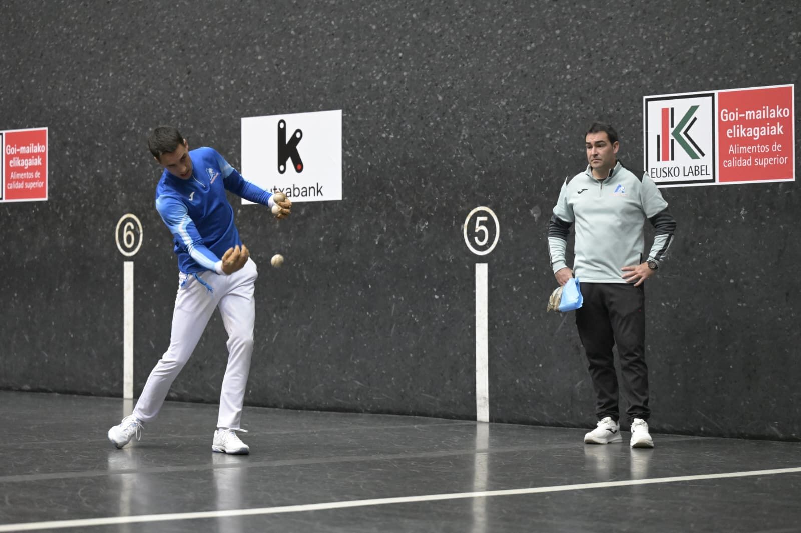 Peio Etxeberria (colorado) y Javier Zabala (azul) eligen material para la final del Cuatro y Medio.