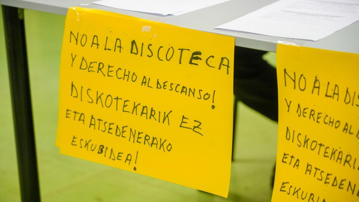 La asociación de vecinos Zazpigarren Alaba denuncian los ruidos y desperfectos que provoca la discoteca Flamingo
