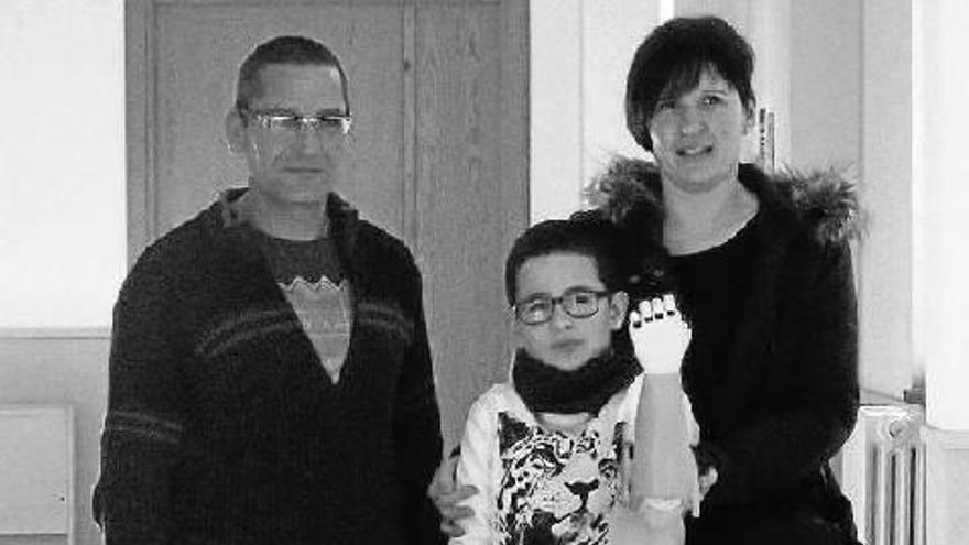 Unai muestra su nuevo brazo junto a sus padres y una de sus hermanas pequeñas, el lunes en  Errenteria.