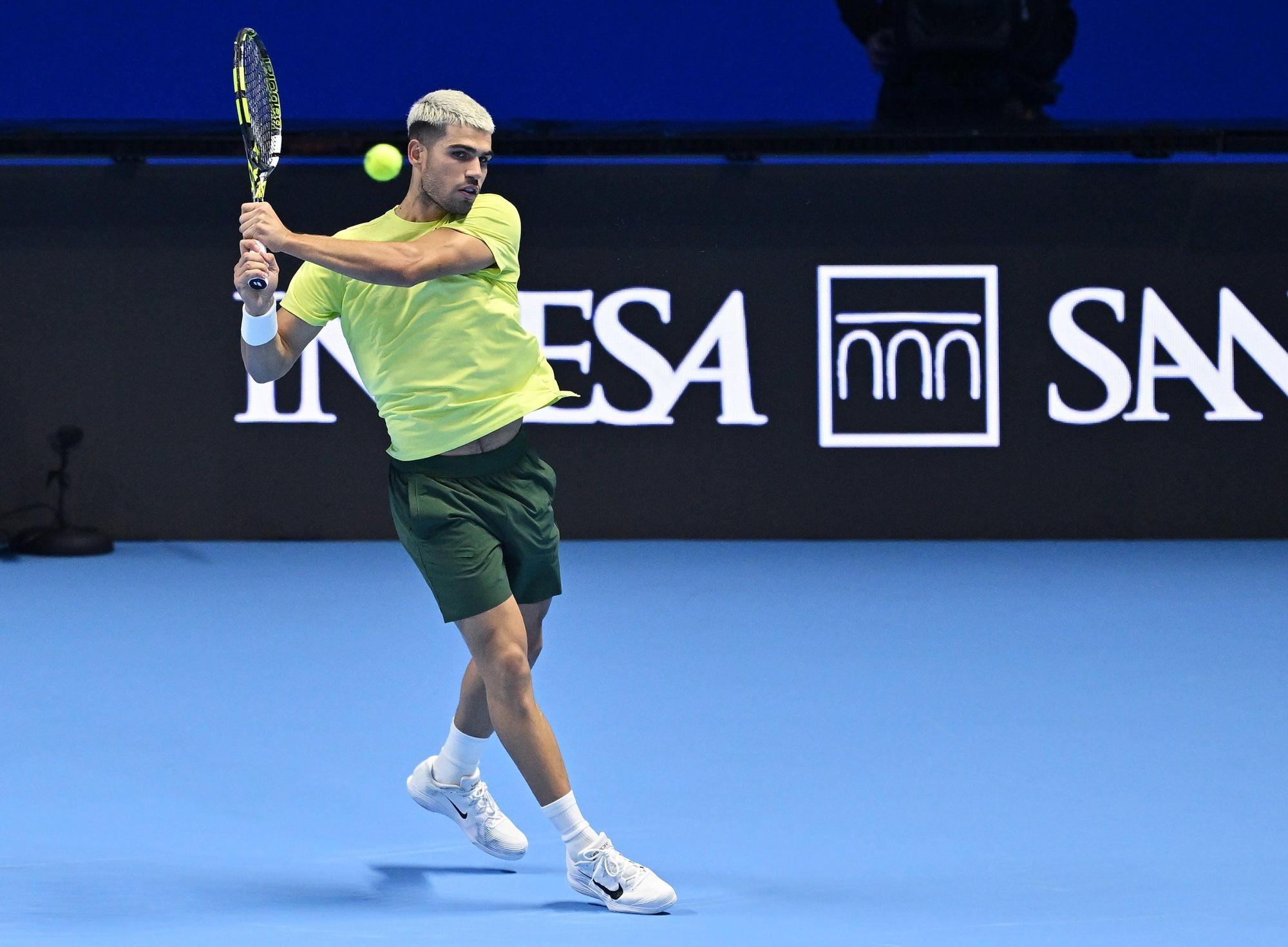 En imágenes: Alcaraz tumba a Fritz y se acerca a terminar el año como número uno