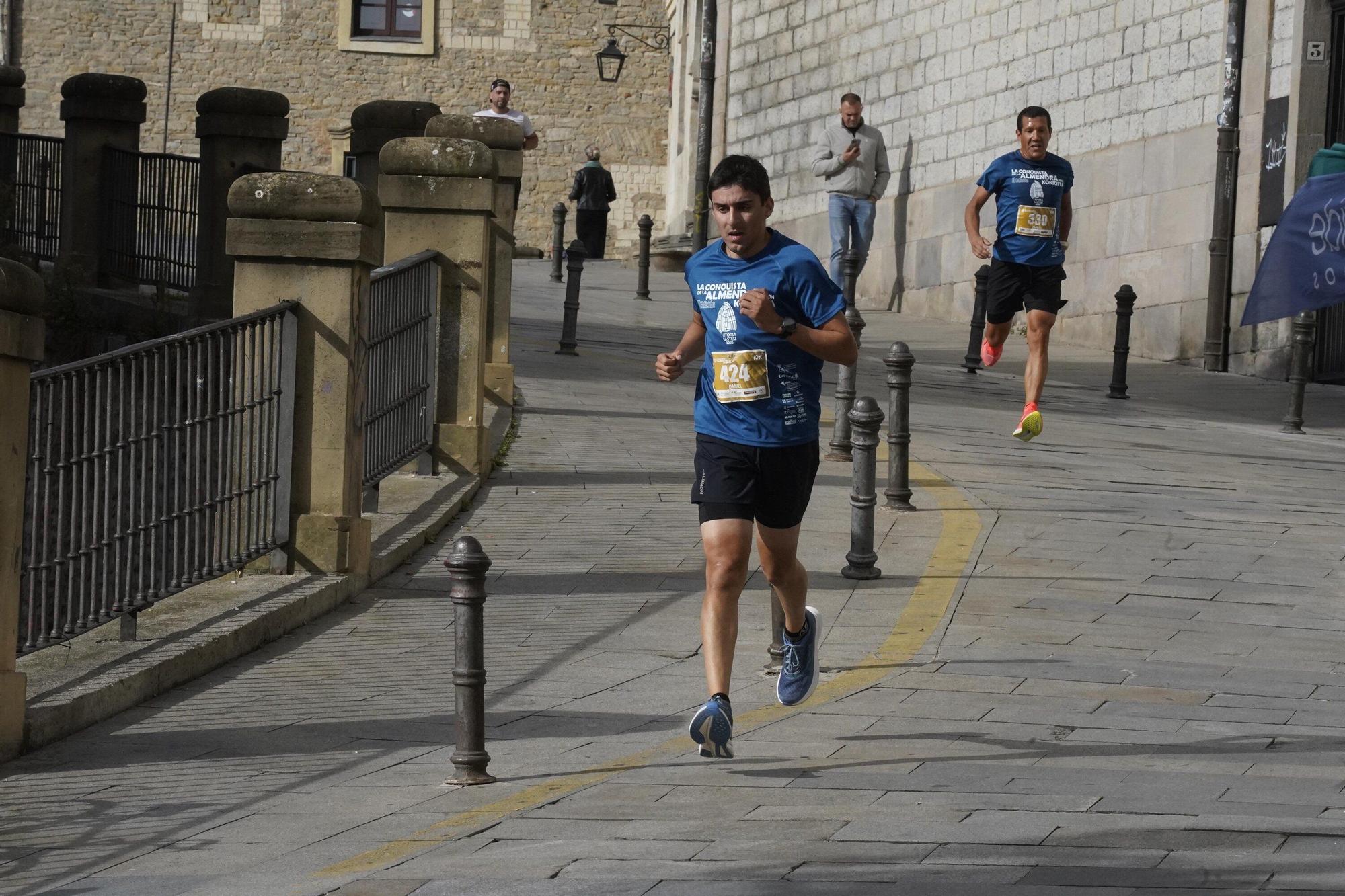 En imágenes: Miles de personas conquistan la Almendra de Gasteiz