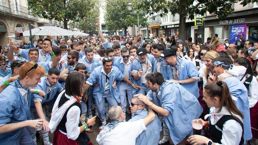 Vitoria contrata un mediador para lograr la unidad de las cuadrillas de blusas y neskas