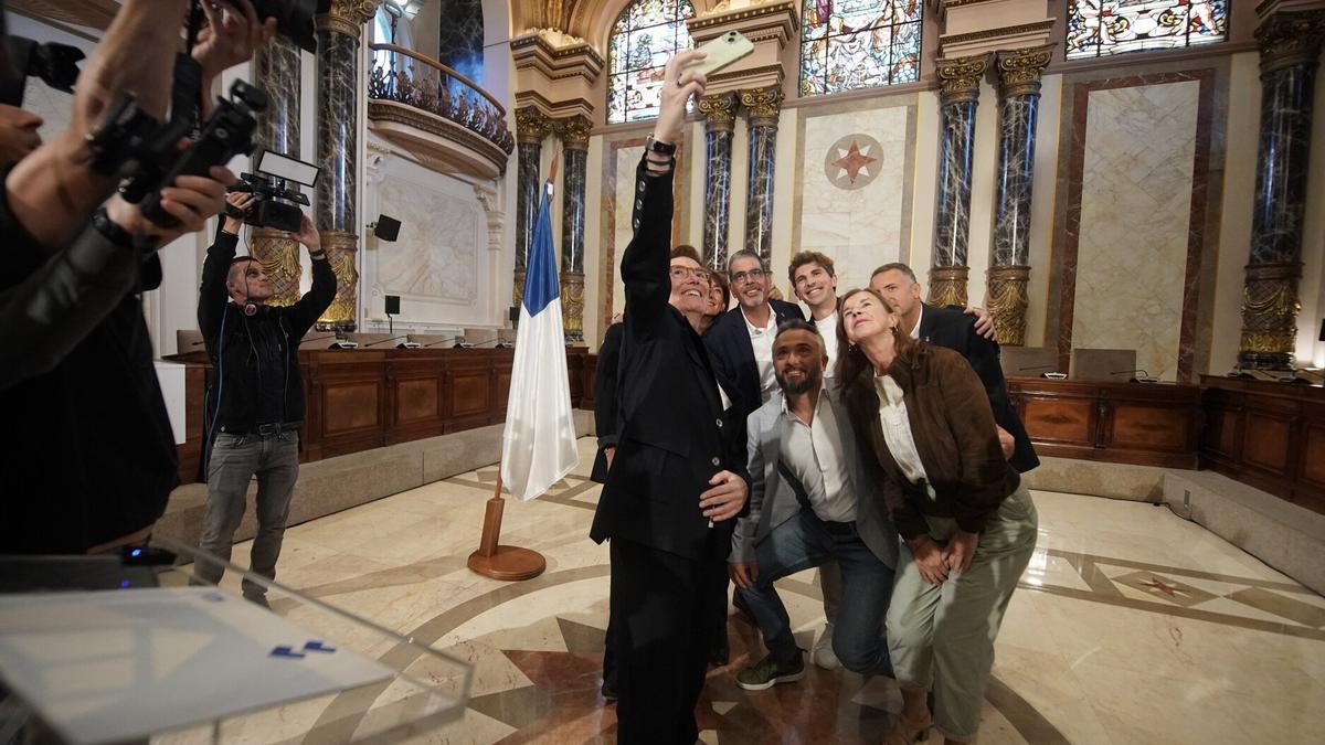 El grupo municipal del PNV se retrata en un &#039;selfie&#039; tras el anuncio del alcalde, Eneko Goia, en la que ha anunciado su adiós