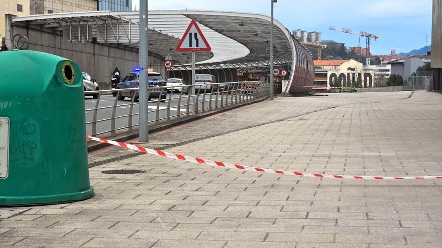 El viento provoca el desprendimiento de una placa del túnel de San Mamés