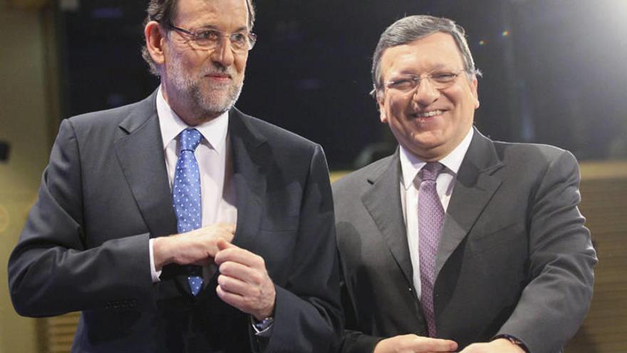 Rajoy, ayer en Bruselas, junto a un sonriente José Manuel Durao Barroso.