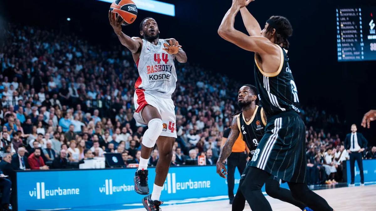 Kamar Baldwin se dispone a dejar una bandeja en el partido ante el Asvel.
