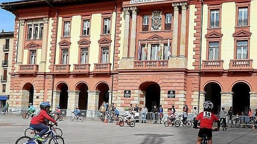 Varios niños con sus bicis en una edición anterior del Día del Pedal.