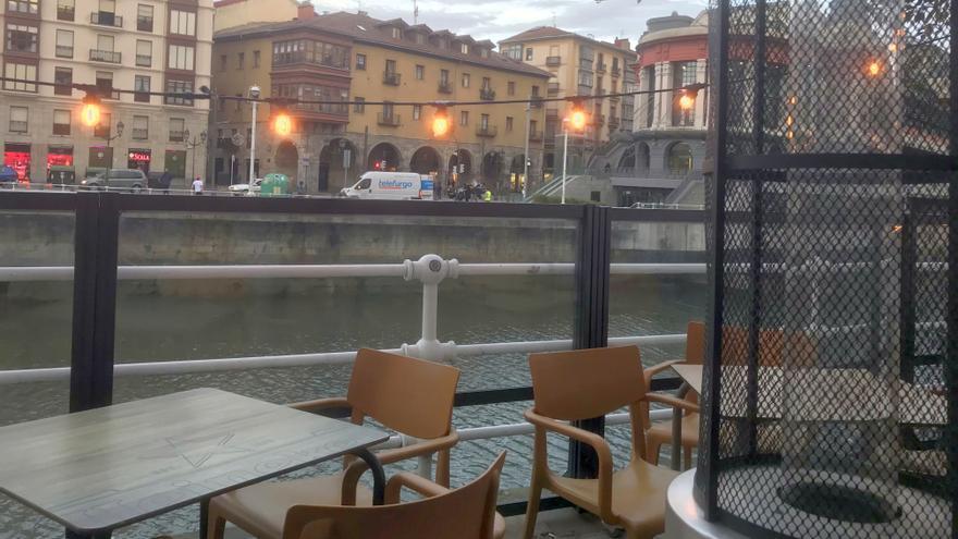 Último día de terrazas en la zona del muelle de Marzana a medio gas