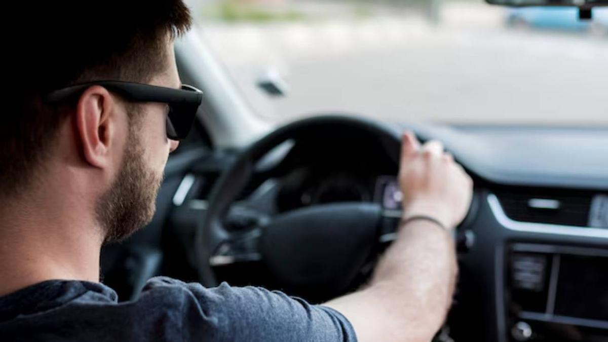 La multa a la que te enfrentas si conduces con estas gafas de sol