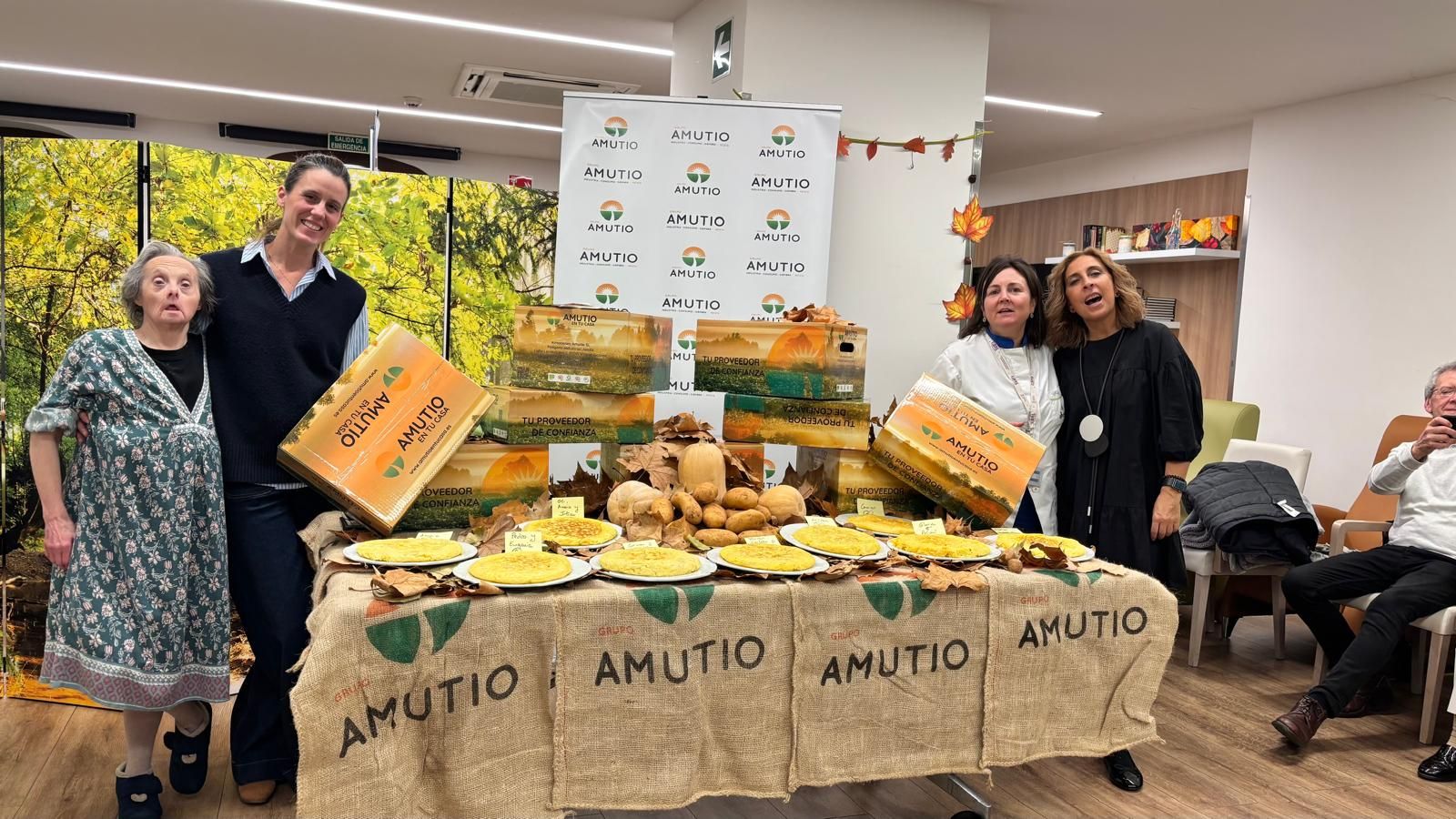 En imágenes: Una tarde de historias, cariño y tortillas con los mayores de Vitoria