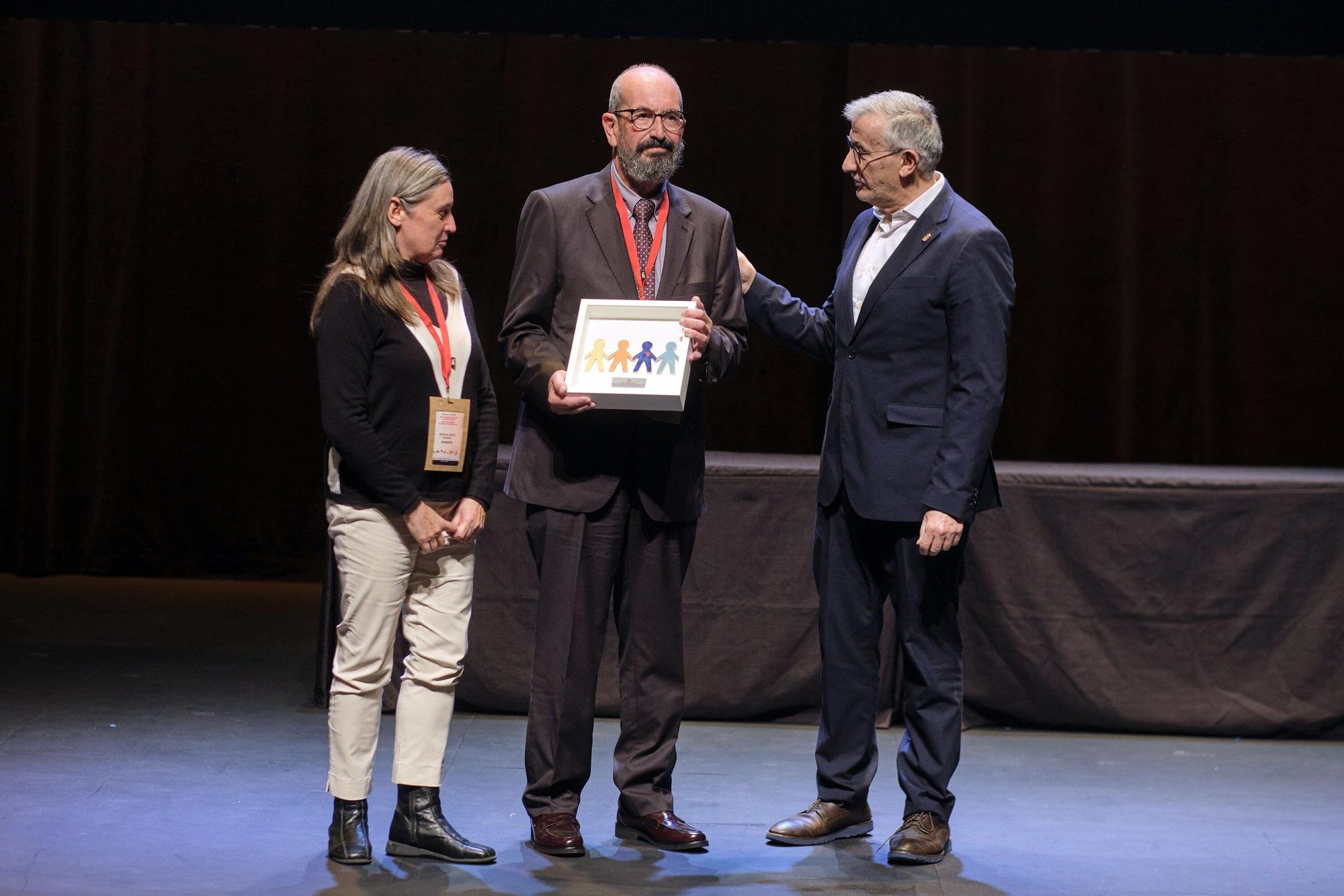 Fotos de la entrega de entrega de la Distinción Persona Voluntaria de Navarra al cirujano pediátrico Carlos Bardají