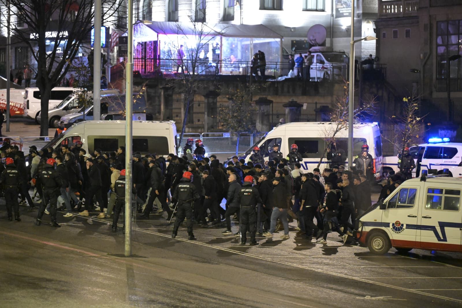 Los aficionados del PSG comienzan a entrar a San Mamés por grupos