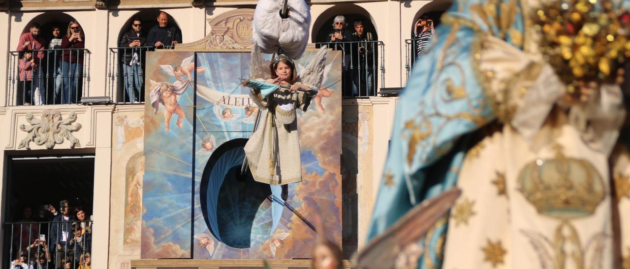 Emma Madorrán, de 7 años, protagoniza la Bajada del Ángel ante una Tudela entregada