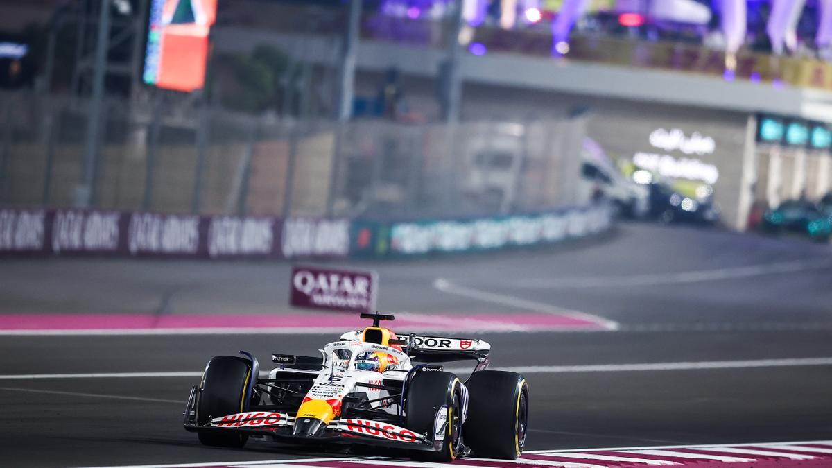 Hadjar, con el monoplaza de Racing Bulls.