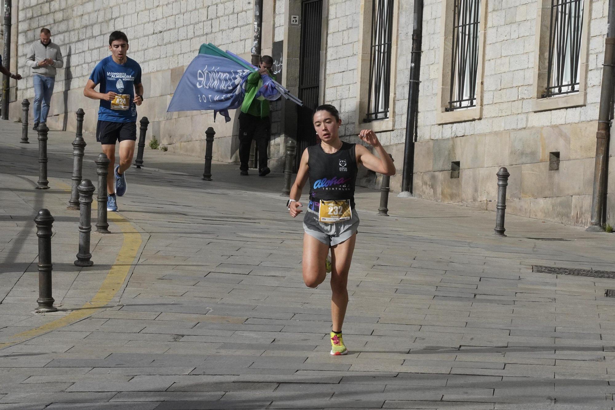 En imágenes: Miles de personas conquistan la Almendra de Gasteiz