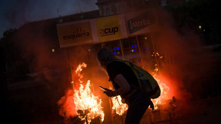 Miles de personas acuden al acto del 1-O organizado por el Consell de la República