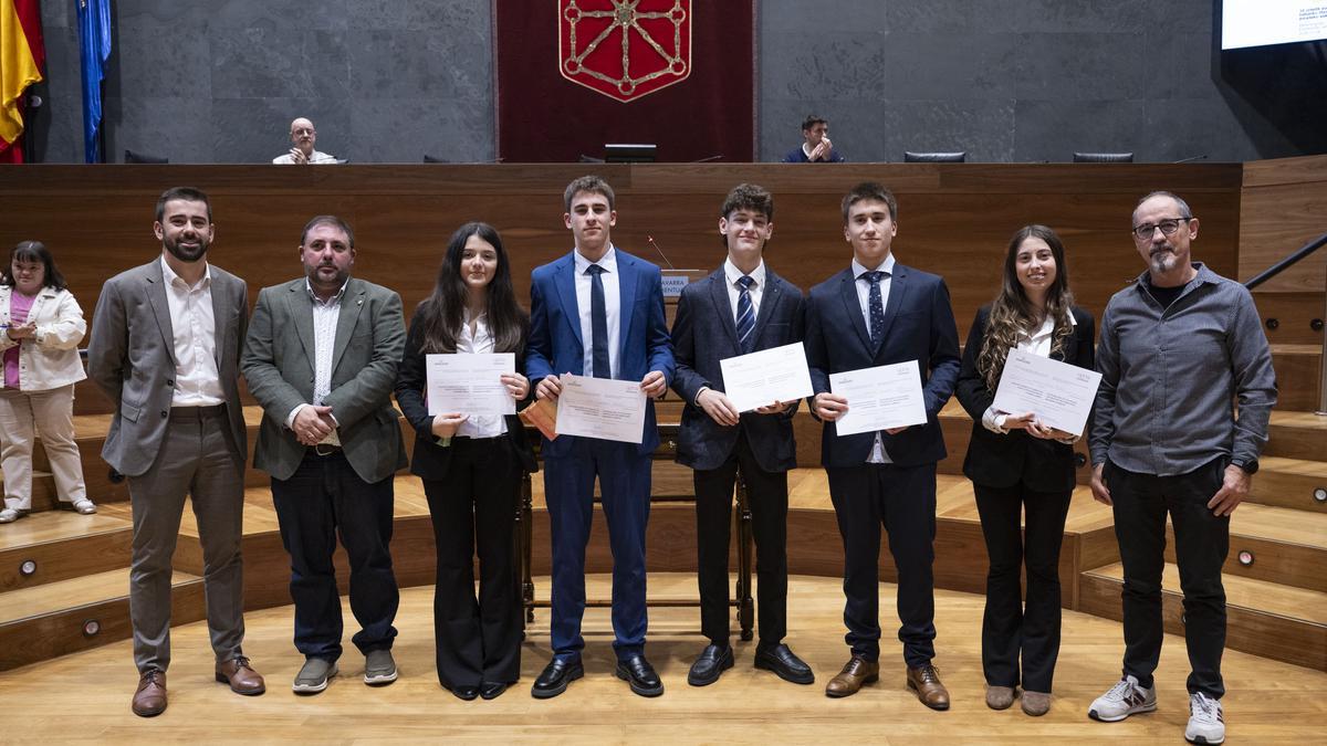 Estudiantes del Colegio Luis Amigó, centro clasificado en segundo lugar en castellano, tras recoger sus trofeos.