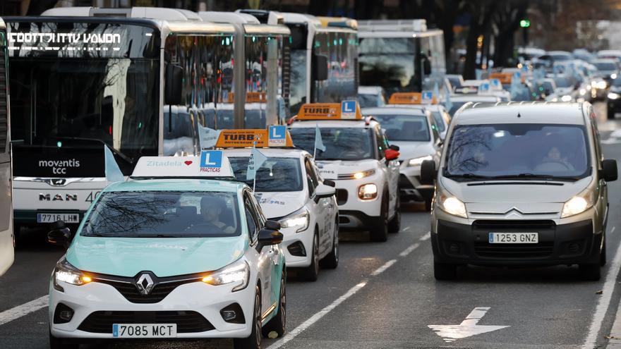 Las autoescuelas vuelven a movilizarse por los retrasos para sacarse el carné de conducir