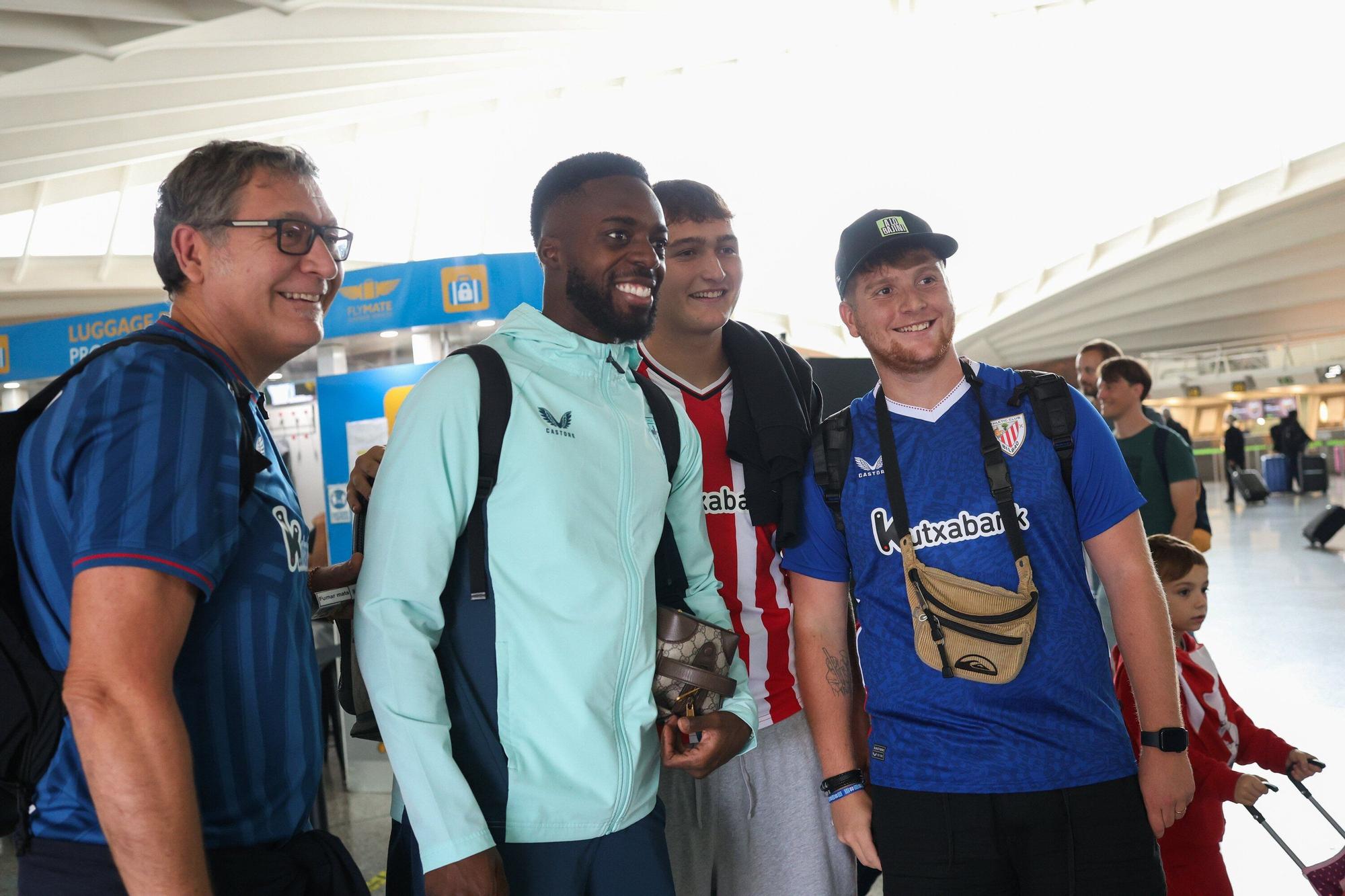 Aficionados del Athletic en el aeropuerto de Bilbao antes de viajar a Dortmund