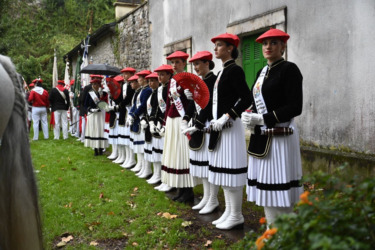 La compañía Jaizkibel desfila en Hondarribia