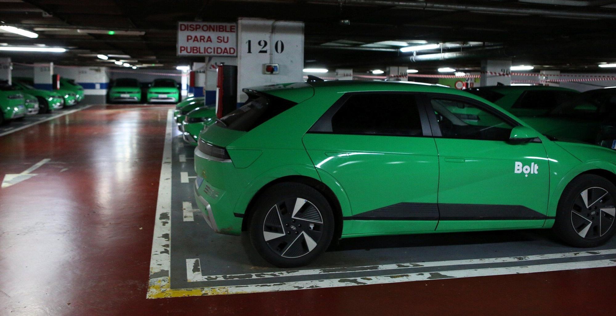Otra imagen de los vehículos Bolt agrupados en el aparcamiento en pleno centro de Pamplona.