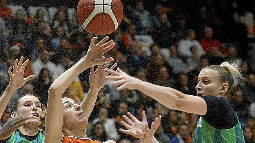 Hill y Burani tratan de robar el balón a Leticia Romero, durante el partido entre el Valencia Basket y el Araski.  | FOTO: VALENCIA BASKET