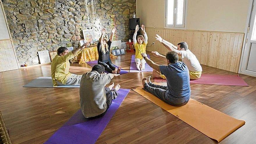 Taller de yoga como el que se impartirá en Eibar. Foto: Jose Mari Martínez