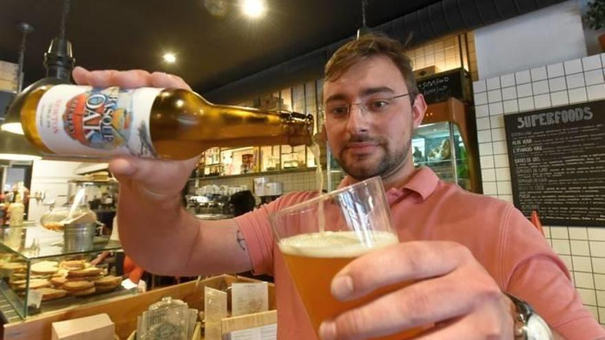 Román, sirviéndose una de las cervezas elaboradas bajo su órdenes.