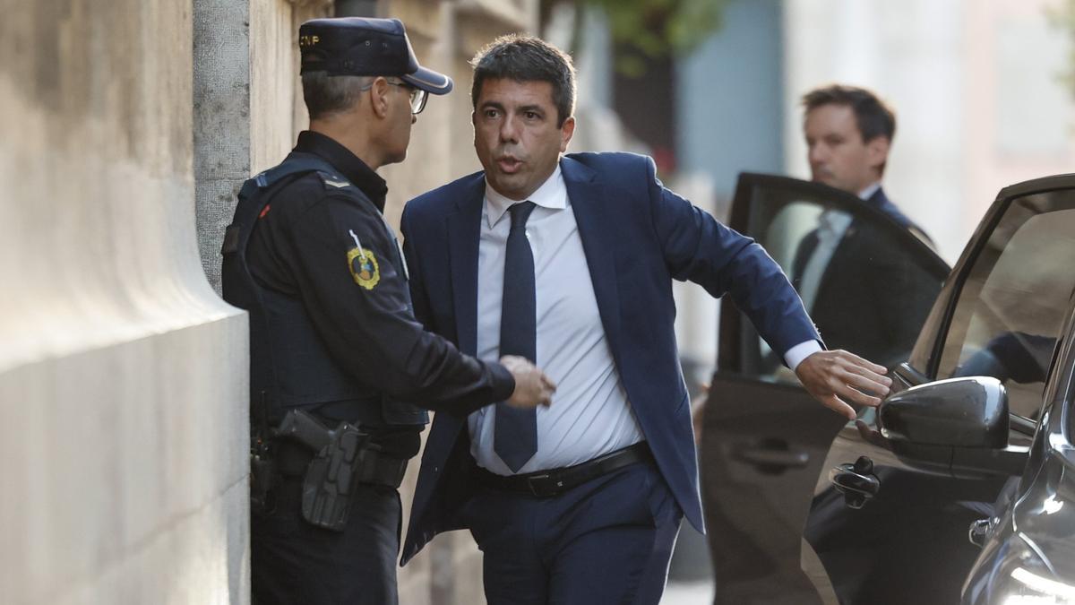 Carlos Mazón, a su llegada ayer al Palau de la Generalitat Valenciana, antes de anunciar su dimisión como president de la Comunidad Valenciana