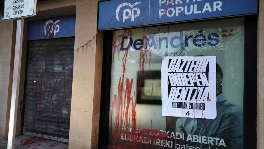 El PP denuncia que &quot;juventudes de la izquierda abertzale&quot; han atacado su sede en Bilbao