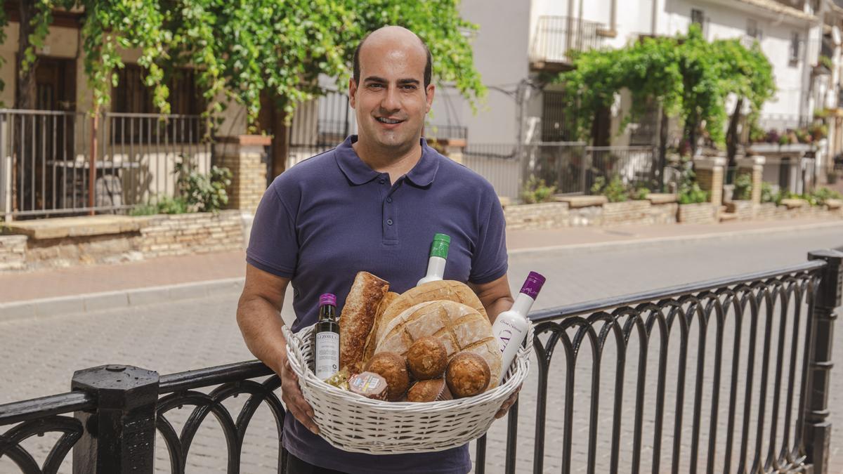 En su tienda, Alberto ofrece productos de alimentación, droguería, pan, dulces tradicionales y una amplia selección de artículos de producción local.