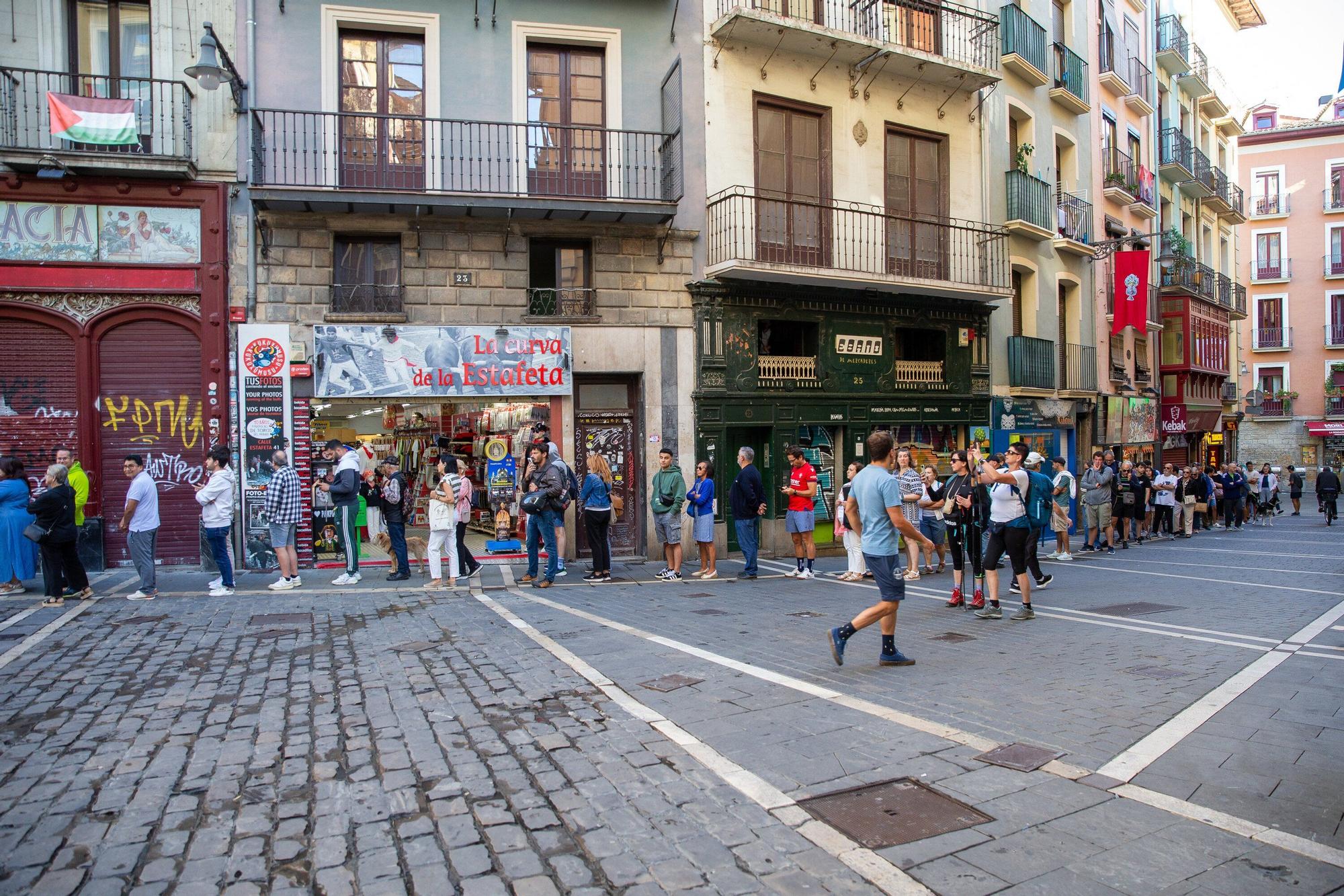Colas para adquirir una de las 400 banderolas con el escudo de Pamplona