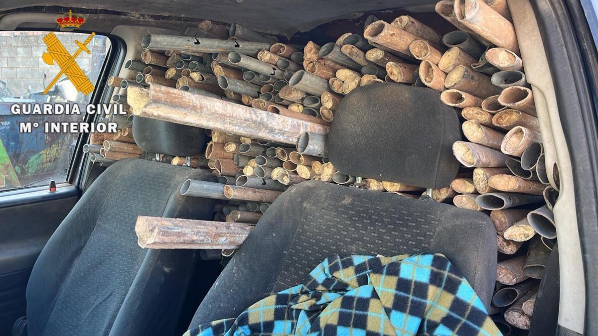 Imagen de los postes metálicos en el vehículo interceptado
