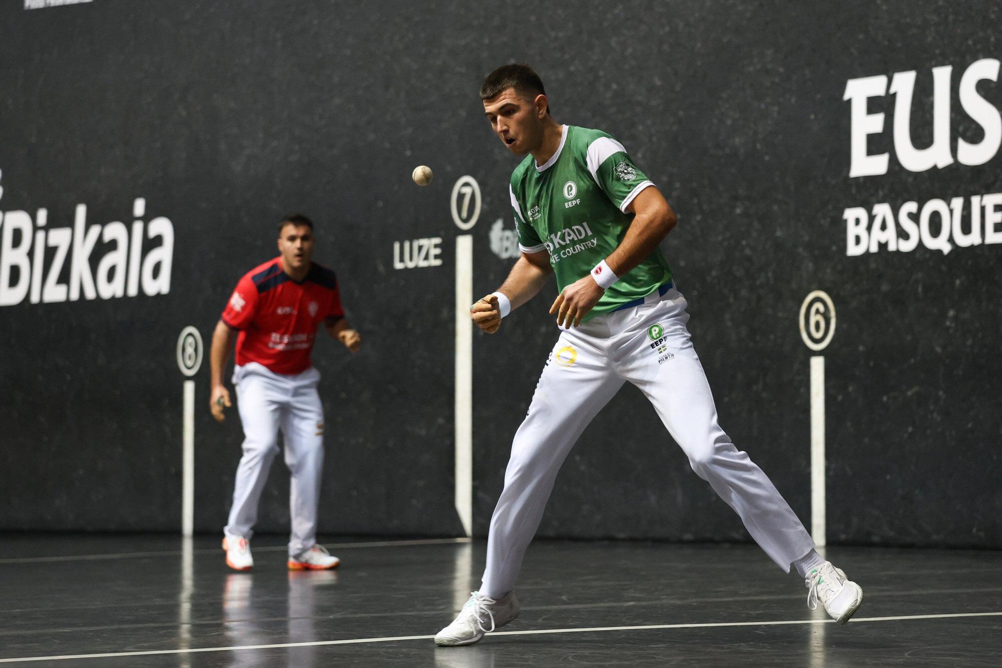 Óscar Lerena supera a Eñaut Lizeaga (Euskal Selekzioa) en el mano individual de la Liga de Naciones de 36 metros.