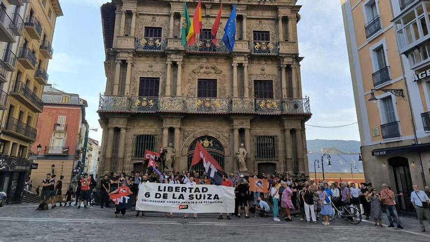 Concentración en Pamplona en apoyo a las seis de La Suiza
