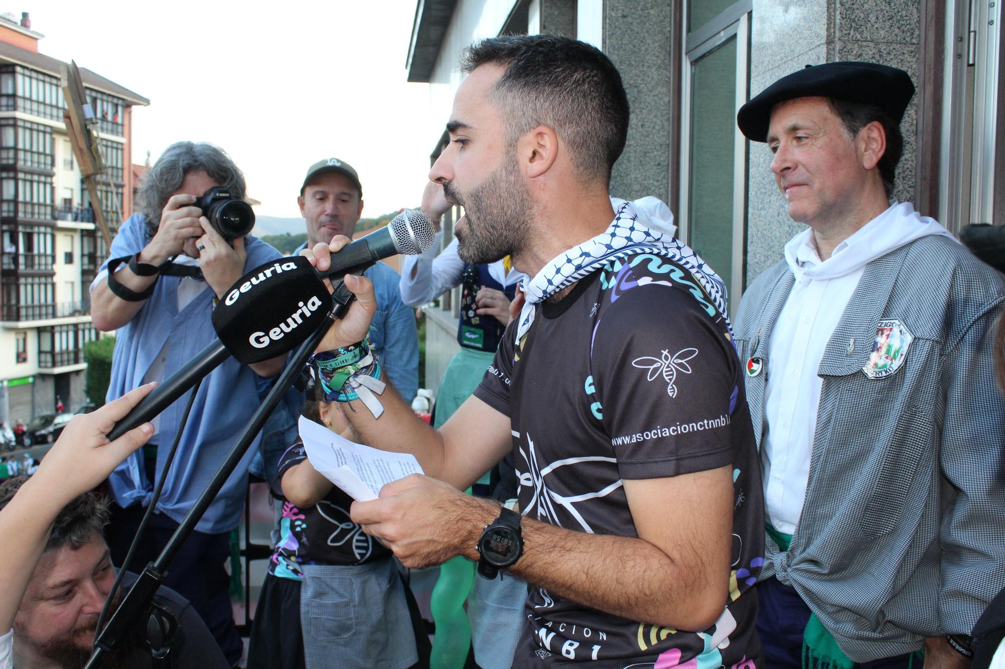 Yeray González da la salida a la intensa maratón de 9 días de fiestas de Basauri con las cuadrillas invadiendo las calles