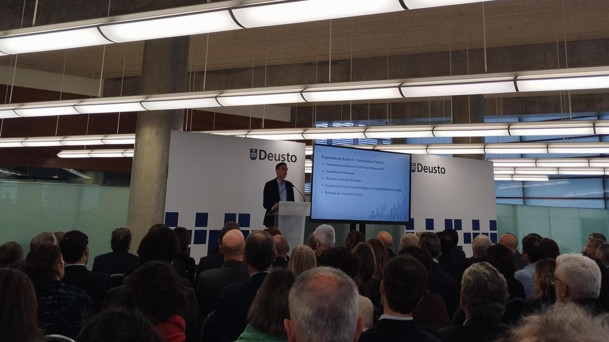Imagen de archivo de la presentación de un informe de Zedarriak.