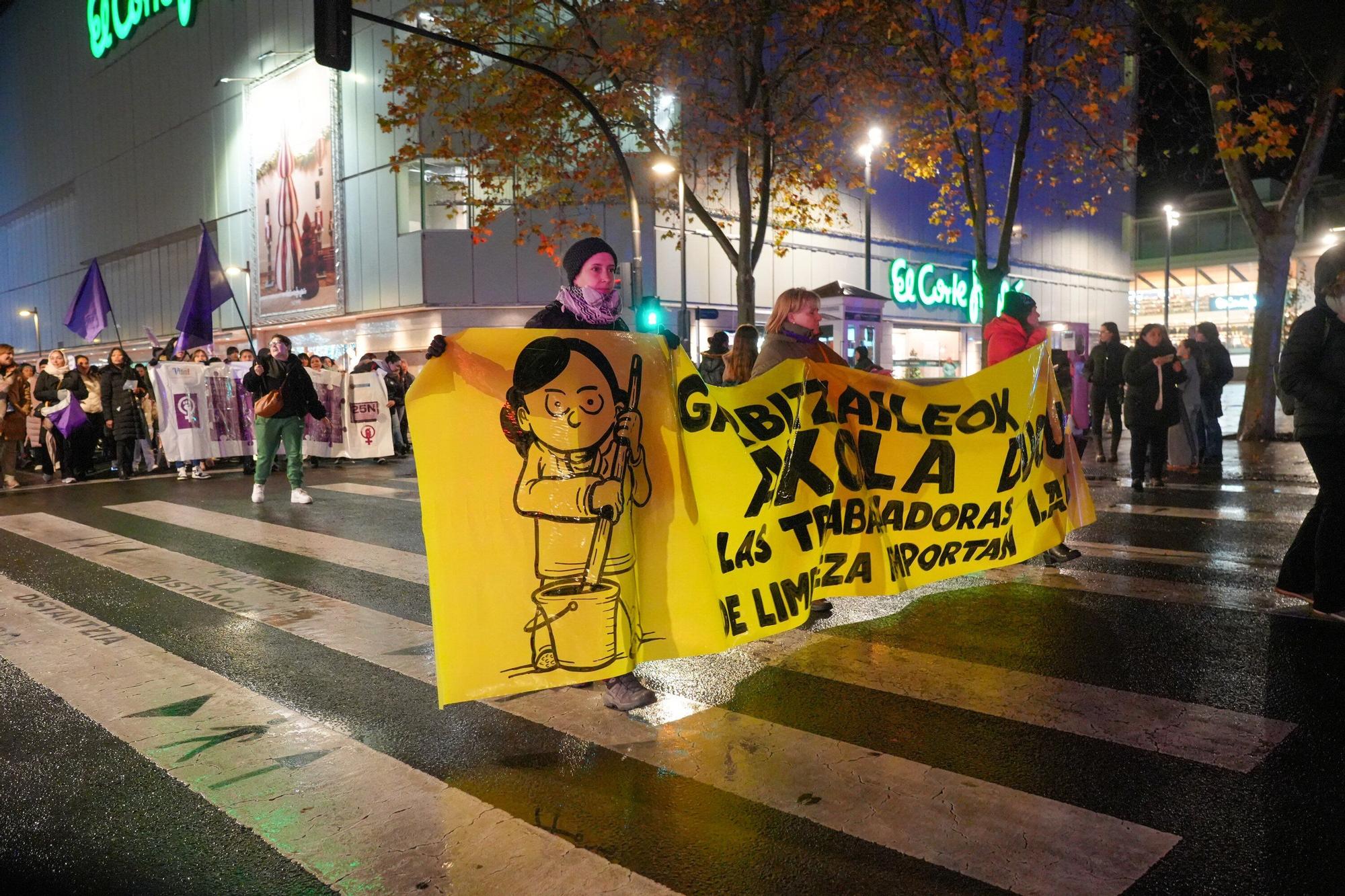 En imágenes: El Movimiento Feminista de Euskal Herria marcha por Vitoria el 25N