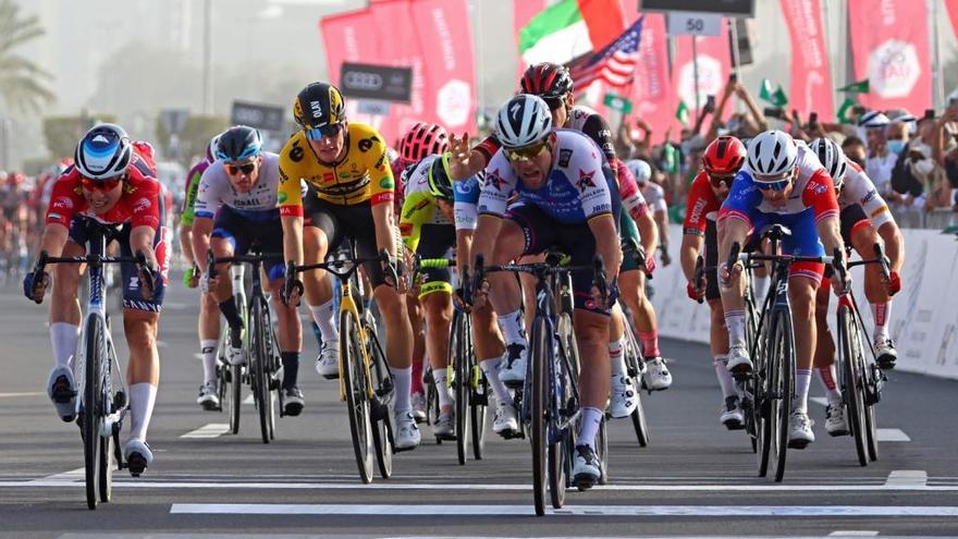 Cavendish desata la tormenta del desierto en el UAE Tour