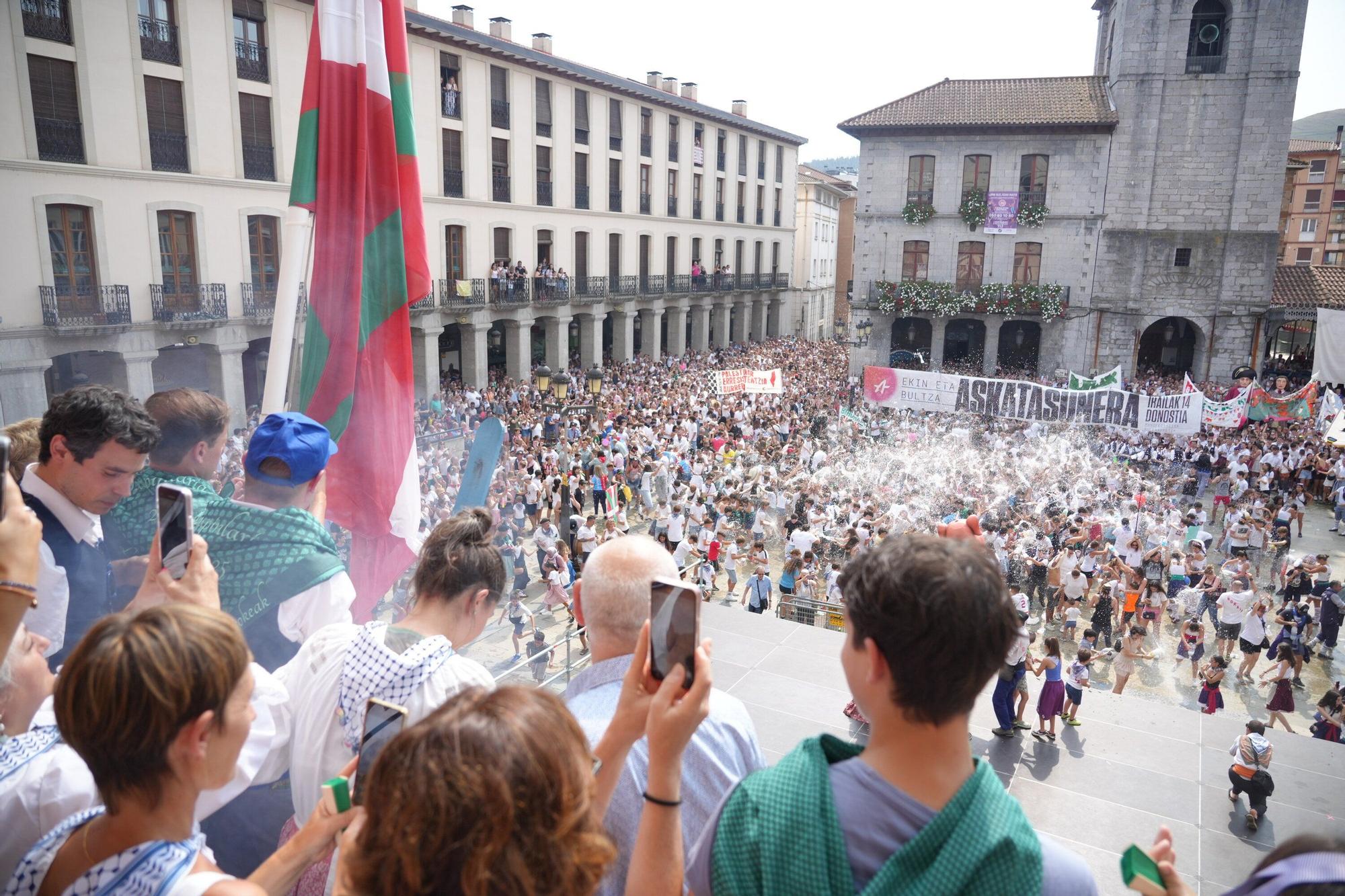 En imágenes: Llodio disfruta del Txupinazo