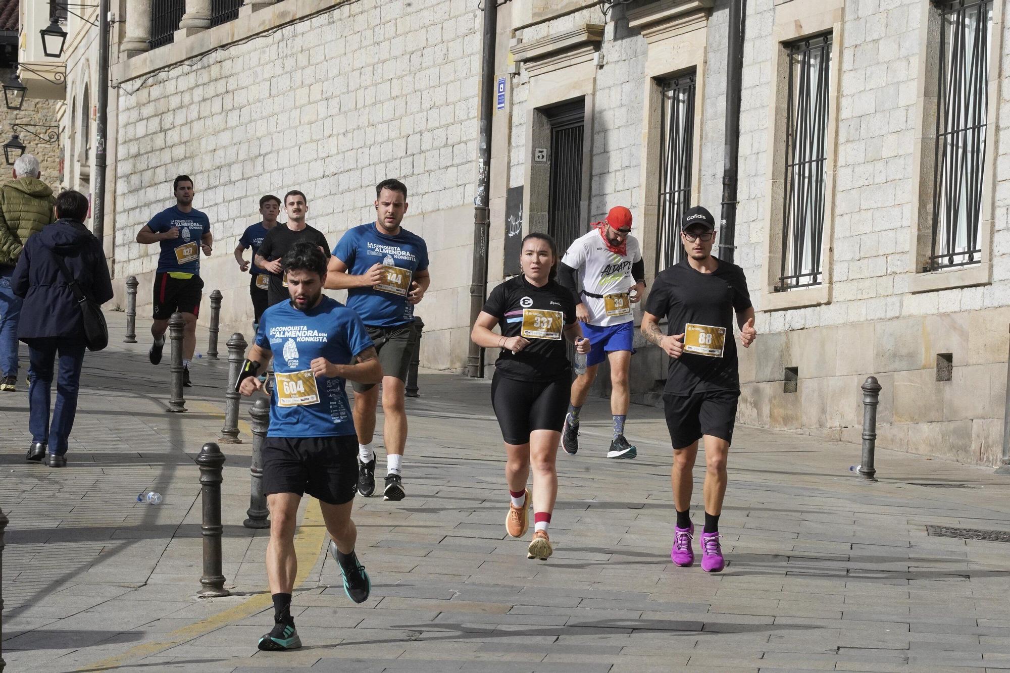 En imágenes: Miles de personas conquistan la Almendra de Gasteiz