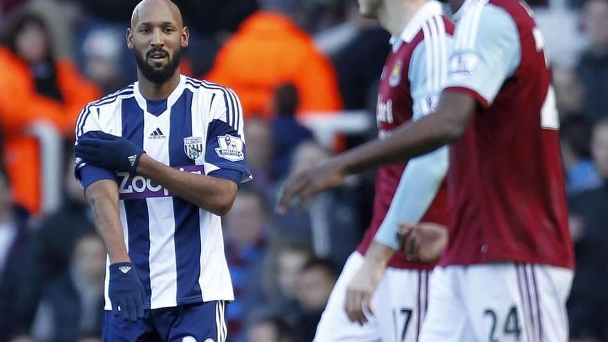 Anelka celebra un gol con un gesto antisemita