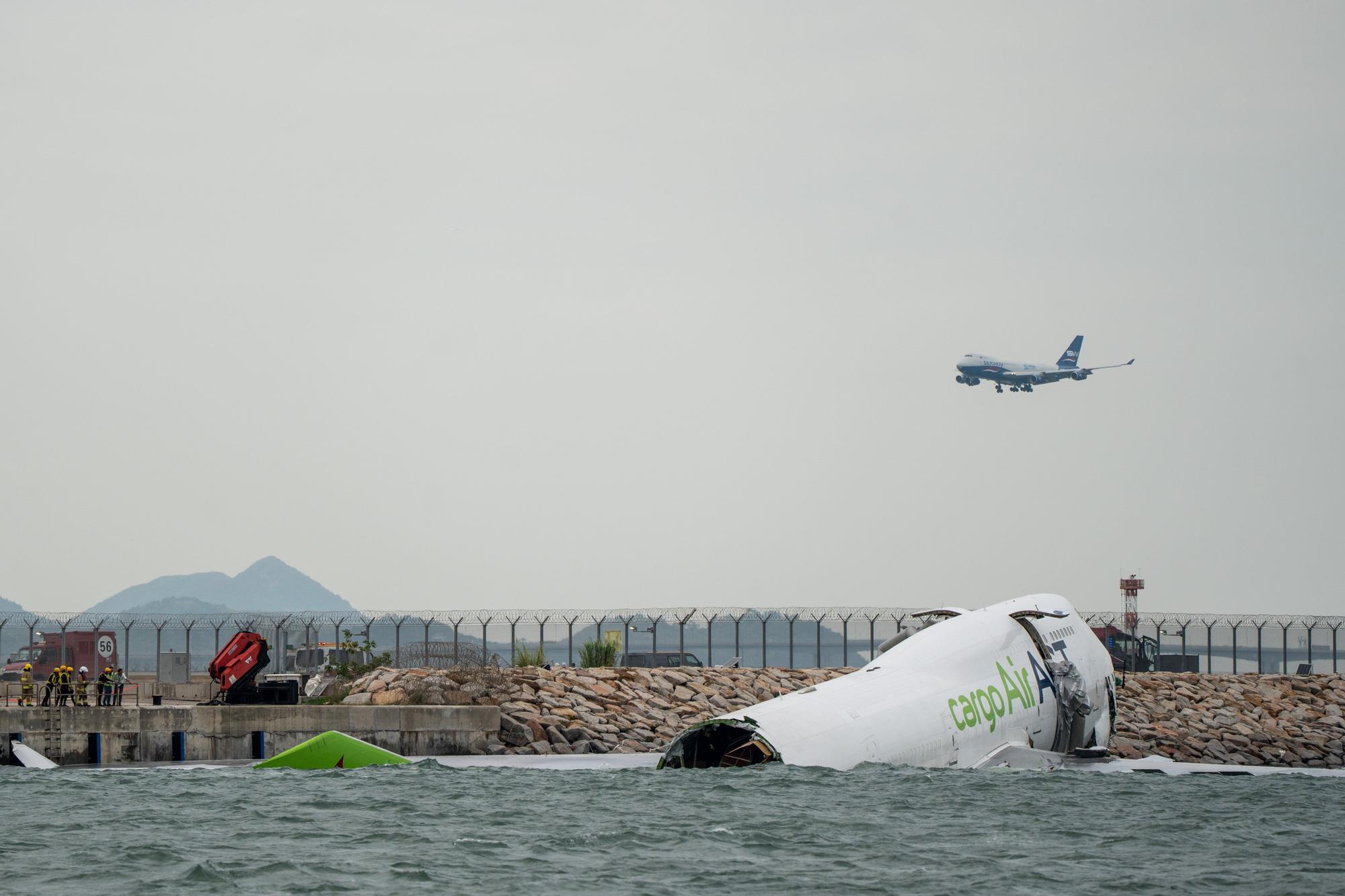 En imágenes: Un Boeing 747-481 de carga pierde el control y cae al mar al aterrizar en Hong Kong