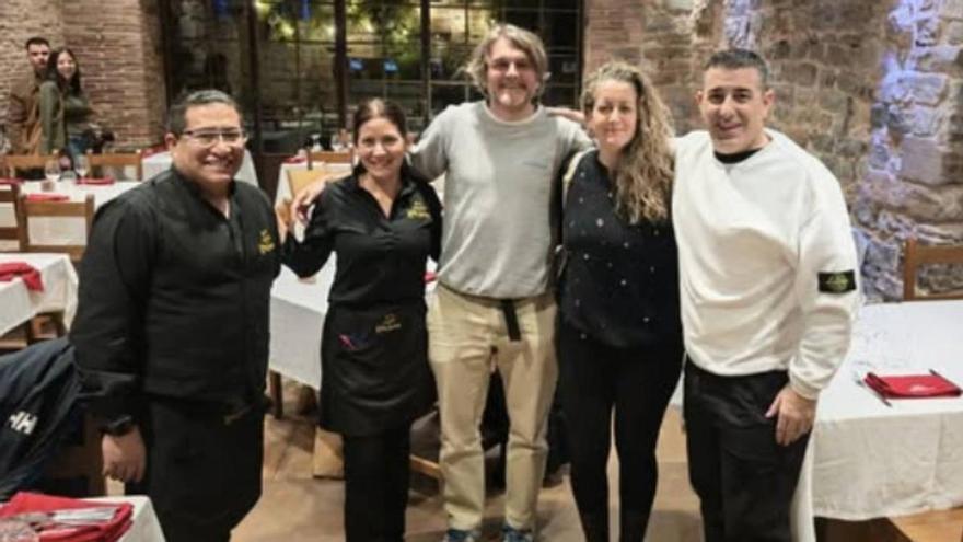 El actor y humorista Salva Reina degusta "lo mejor de la brasa y la cocina tradicional navarra" en Pamplona