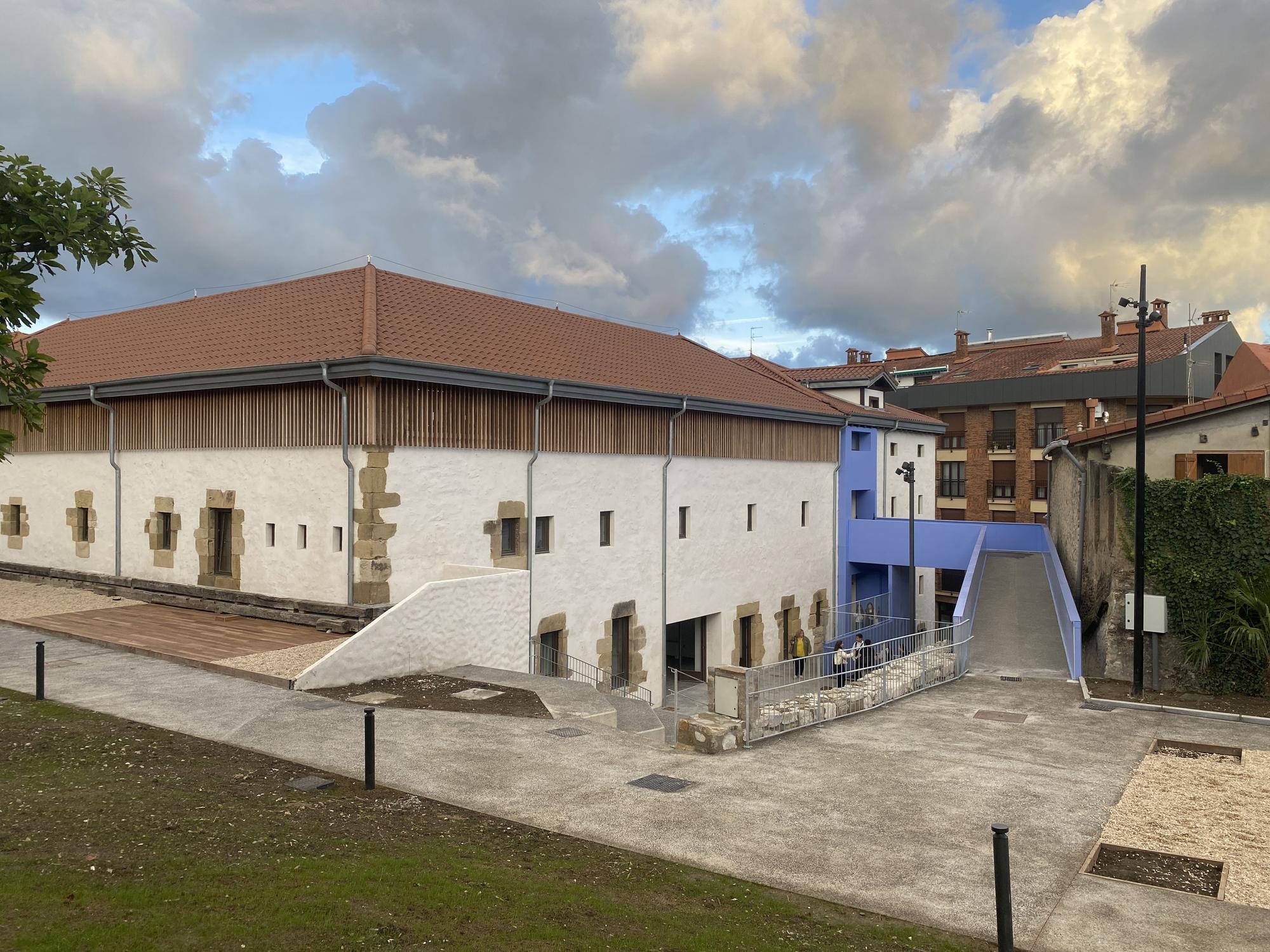 Imágenes de la inauguración de la nueva Casa de Cultura de Zumaia, con detalles del patrimonio conservado y la participación de la gente que acudió a la inauguración.