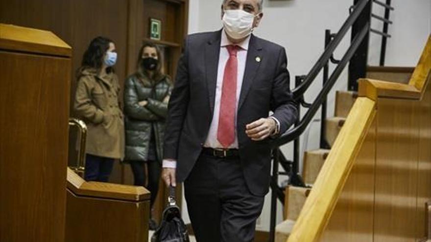 El consejero vasco Iñaki Arriola en el pleno del Parlamento Vasco