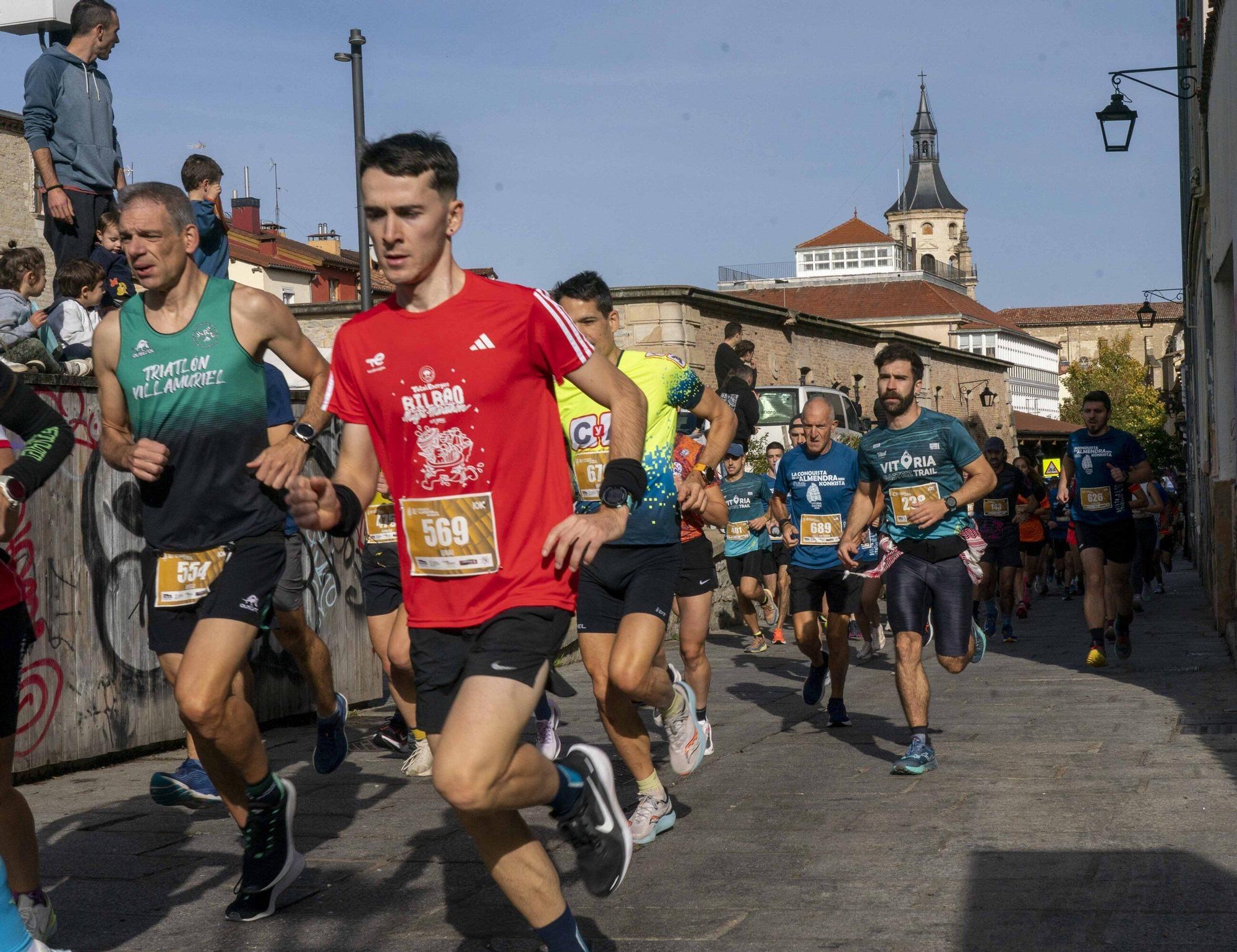 En imágenes: Un millar de corredores atraviesan la almendra